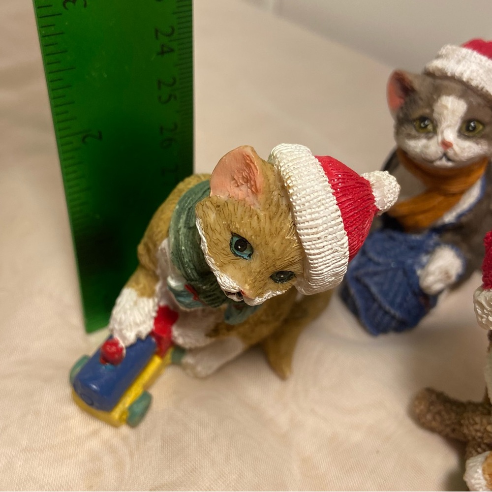Vintage cat figurine lot Holiday Christmas Cats Santa hat 3 kitties Playing 90s - Picture 14 of 16